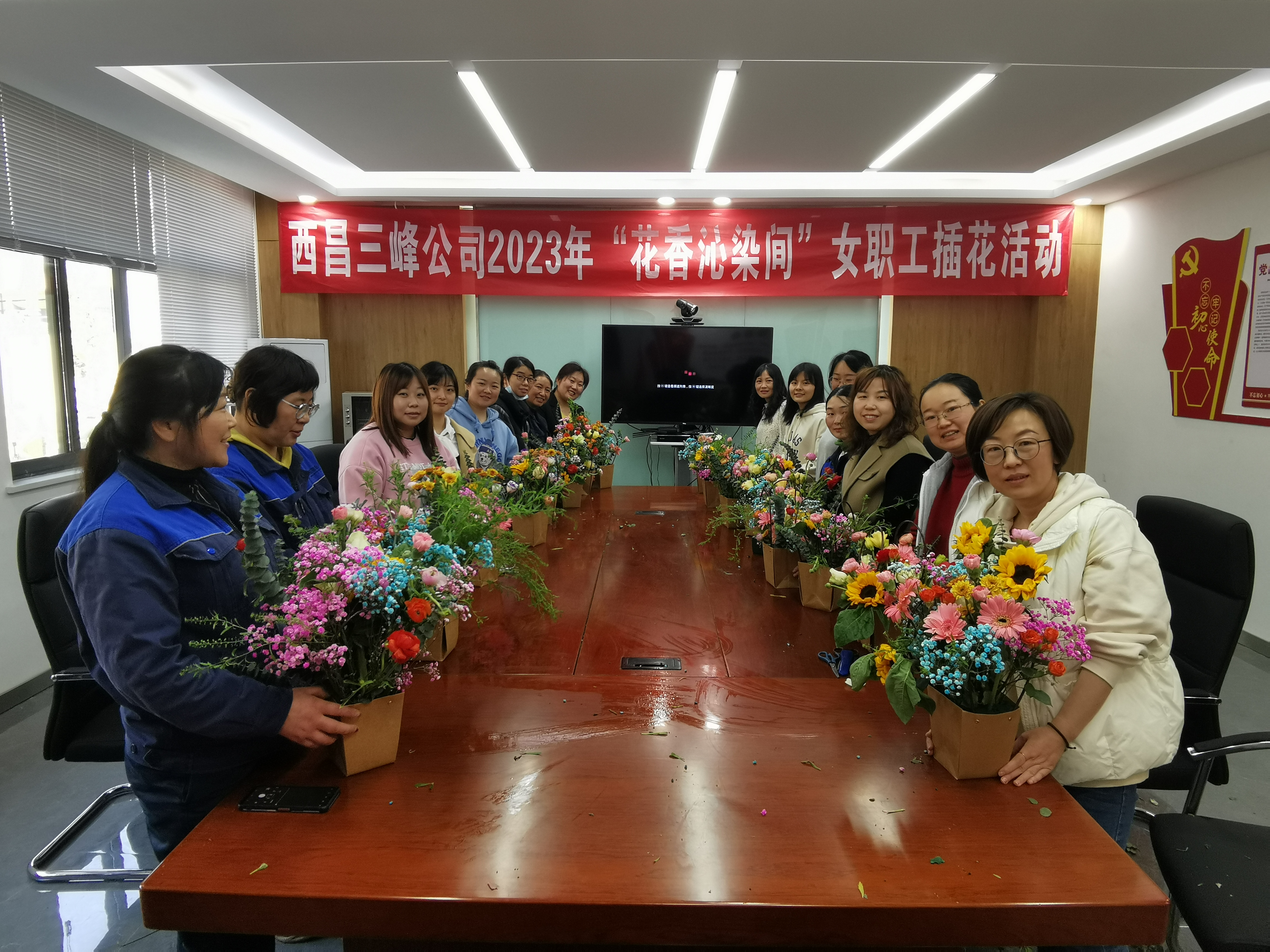 3月7日,四川西昌公司開展“花香沁染間”插花活動。.jpg 3月7日,四川西昌公司開展“花香沁染間”插花活動。.jpg